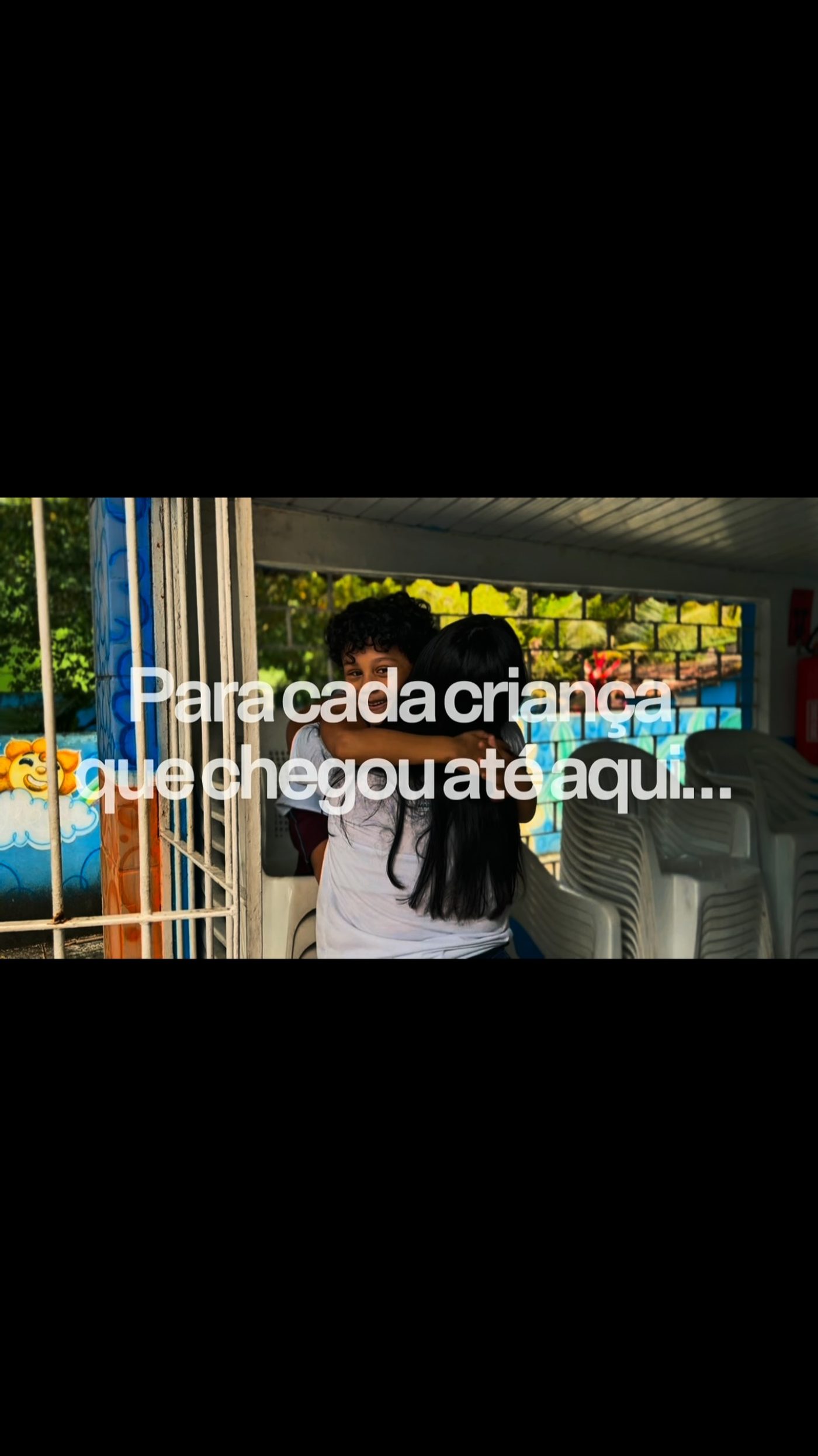Voluntária abraçando uma criança atendida pelo Instituto Maria de Fátima